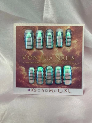 Xeno (XS);Medium Square - Futuristiska handgjorda press-on nails med skimrande mermaid chrome, svart bas och handmålade vita linjer. Chromet skiftar mellan grönt, turkost och blått beroende på ljus och vinkel.  Handgjorda och unika – inget set är exakt det andra likt. XS: 14 mm, 11 mm, 11,5 mm, 10 mm, 8 mm.  Prepkit ingår i alla set 