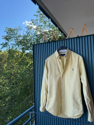 Ralph Lauren skjorta - Säljer denna riktigt feta Polo Ralph Lauren skjorta i en fräsch ljusgul färg. Säljer denna då den inte passar mig men den är i ett riktigt grym skick, endast testad.