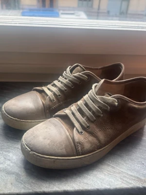 Lanvin skor - Ett par slitna men feta lanvins som har najs färg🔥 Hör av vid frågor👍Kan få dom för billigare vid snabb affär