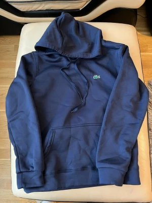 Lacoste hoodie - Helt oanvänd. Säljer då den inte passar mig. OBS bestämmt pris då priset redan är sjukt lågt.🏄🏻‍♂️