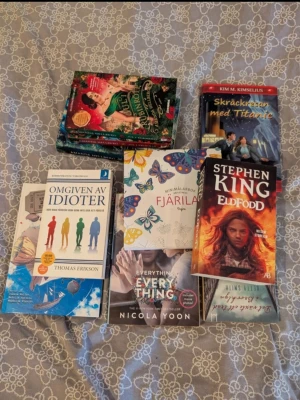 Bokpaket skönlitteratur och fantasy + skolmaterial - Säljer ett blandat bokpaket med skönlitteratur för både ungdomar och vuxna. Innehåller titlar som 'Eldfödd' av Stephen King, 'Everything, Everything' av Nicola Yoon, 'Skräckresan med Titanic', böcker av Amanda Hellberg.  böckerna är i pocket- och inbunden format. Säljer, pennor, två iPad pennor, linjal och ritpapper.