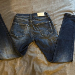 Replay jeans hyperflex - Säljer ett par Replay jeans i modellen Wallys dem är i bra skick men finns en liten defekt som syns på sista bilden pris kan diskuteras hör av dig vid minsta fundering✌🏼