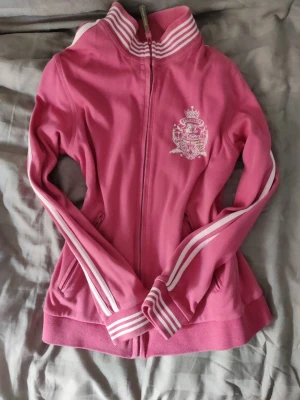 2000s zip hoodie  - Snygg rosa vintage zip tröja från body glove perfekt till dig som gillar yk2 2000s kläder i stl s! Ställ frågor om ni undrar nåt :) säljer även mer kläder i liknande stil så kolla in min profil💕