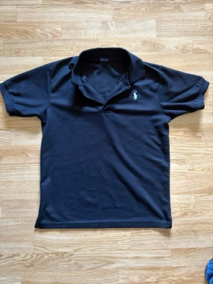 Ralph Lauren  - Hej, säljer denna feta Ralph lauren piquen. Inga defekter men den är använd mycket så den är nopprig men det går nog bort med en noppborttagare. Men eftersom den är nopprig så säljer jag den billigt. Hör av er vid frågor eller funderingar. Priset är inte hugget i sten!
