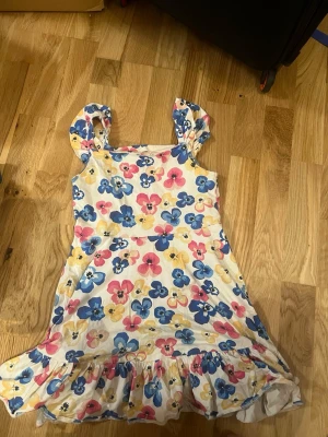 Fin blommig barn klänning  - Fin blommig klänning från ”polarn och pyret”. Använd rätt många gånger men är Fortfarande i bra skick! Skriv för fler frågor eller funderingar!💖