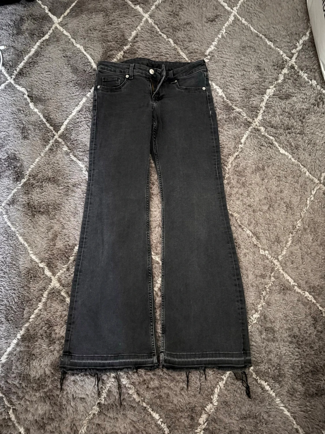 Svarta bootcut jeans med rå kant