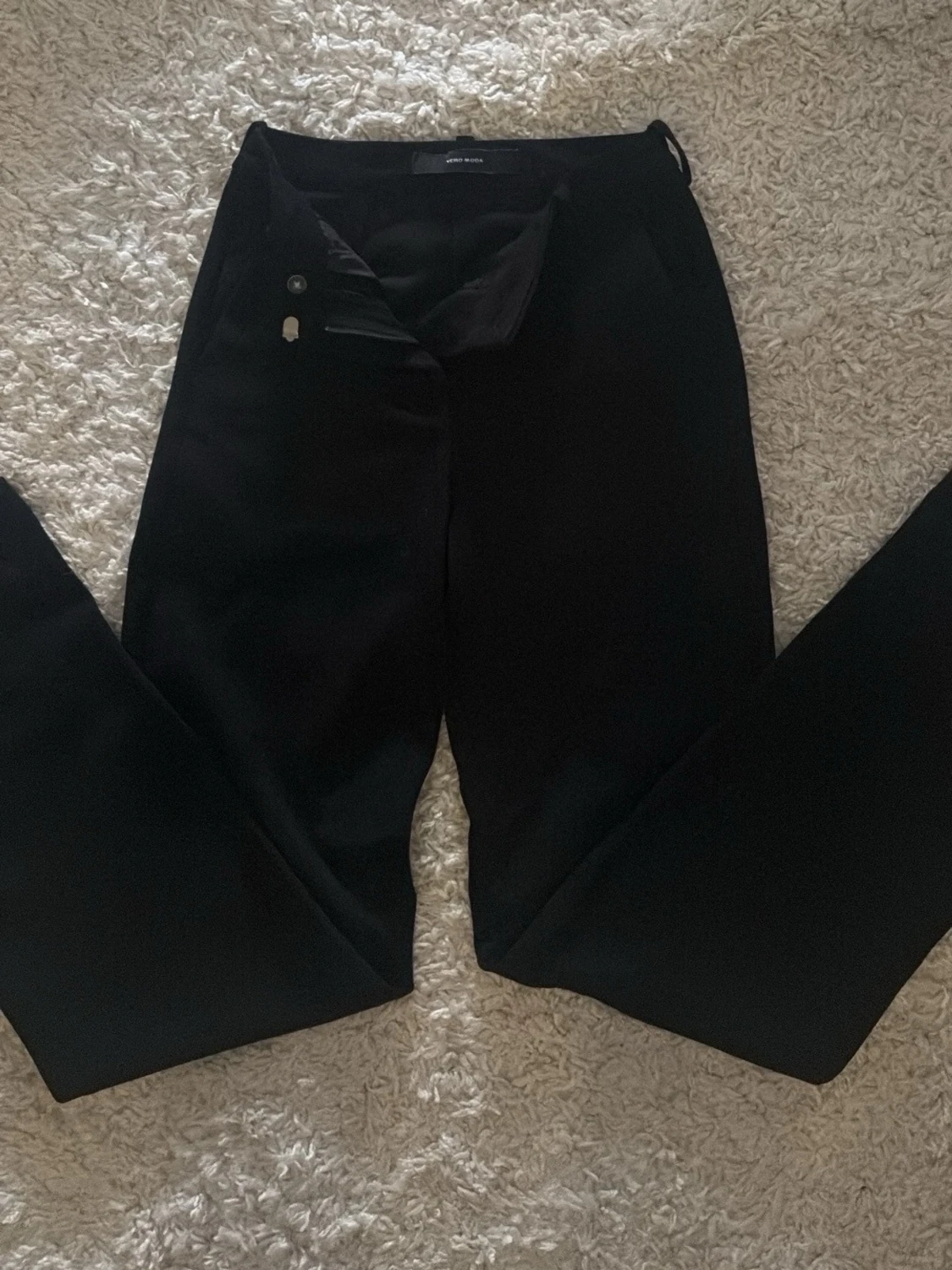 Svarta kostymbyxor från Vero Moda