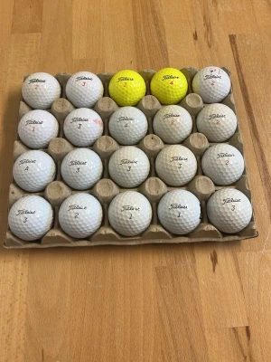 20 stycken golfbollar 9 pro v1 4 pro v1x 7 trufeel - Säljer ett set med 20 stycken golfbollar 2 gula och 18 vita bollar som är i väldigt bra skick 