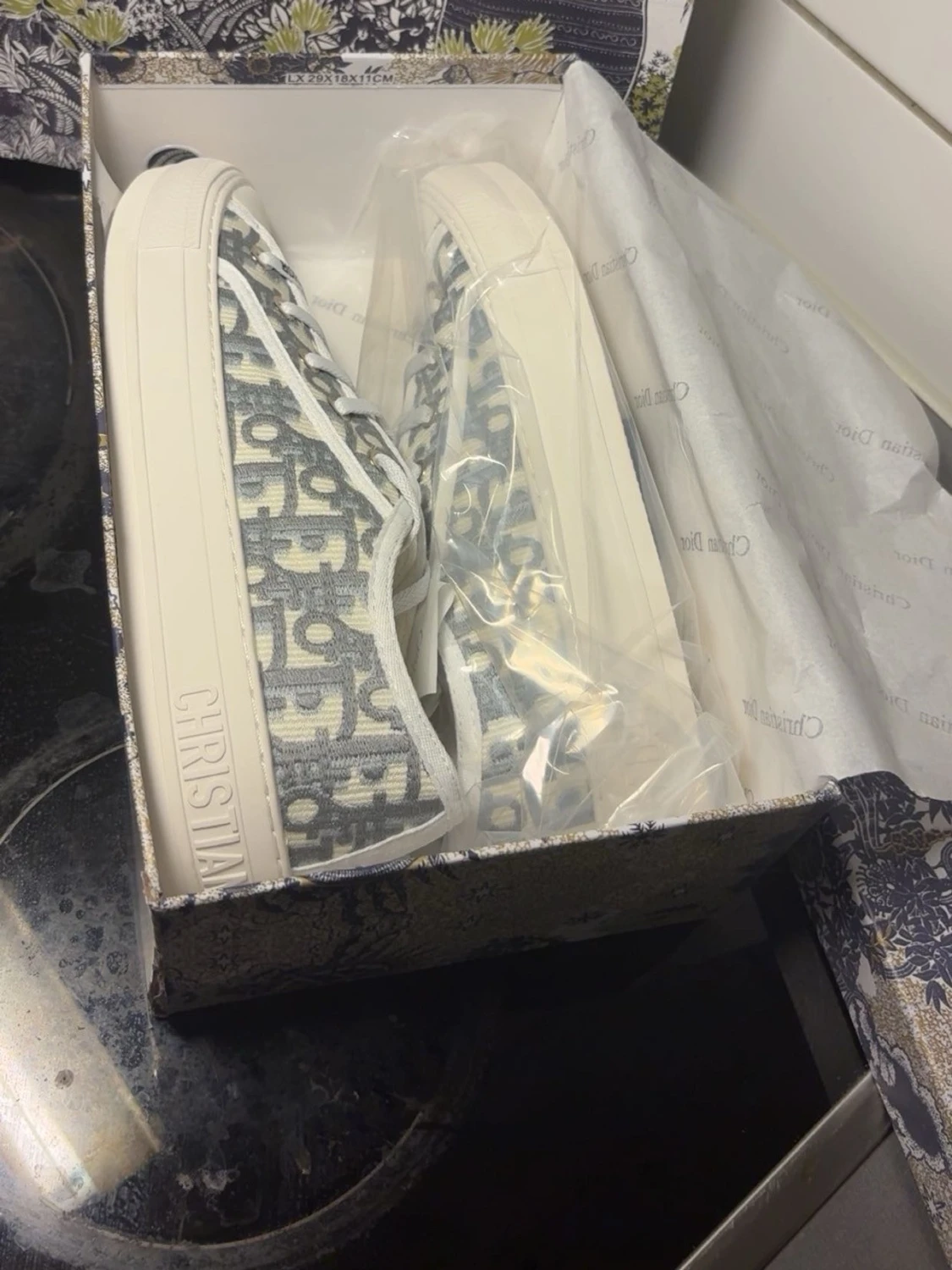 Gråvita Dior sneakers med monogram - 2