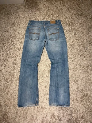 Nudie jeans bootcut ola 2000’s vintage flared archive laidback selvedge hedi slimane  - Nudie jeans i modell bootcut Ola från 2007, nudie jeans slutade producera denna modell år 2009. Det är i mycket bra skick utan märkvärdiga defekter, lite heelbite dock. Storlek 34/32 på lappen men sitter mer som 33/32. Postas samma dag som köp eller dagen därpå🙌💯