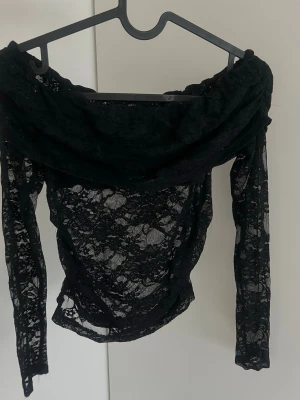 Svart offshoulder top - Säljer en svart offshoulder top. 