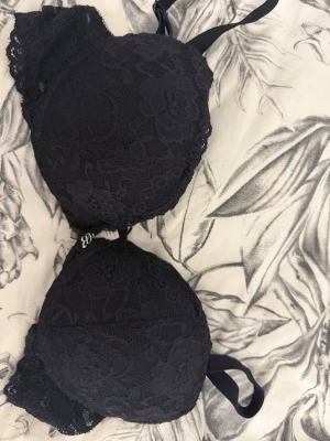 Push up bh Svart spets-bh med vaddering - Säljer min jätte snygga push up bh från Cubus i storlek 65B pårgrubd av att den är för liten men knappt använd💕💕