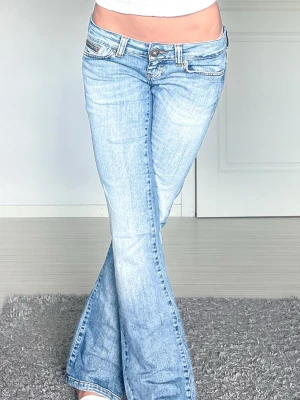 Vintage jeans - Midjemått: 40cm rakt över, innerbenslängd: 78cm 💗köpte på plick men de är för stora för mig