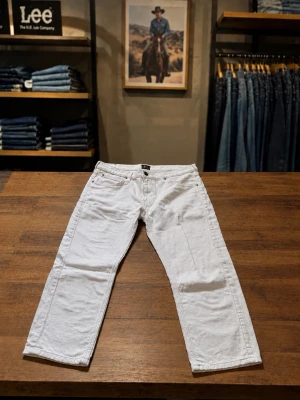 Lee Jeans - Lee Jeans som använts max 5 gånger sedan inköp i färgen cremevit/vit. Känner att färgen inte passar mig och därav väldigt sällan använda. Storleken motsvarar L30 W30 och inga tecken på användning🙌