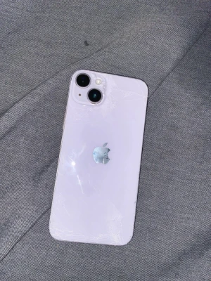 iPhone 14 - Säljer iPhone 14  Säljer en iPhone 14 som jag har haft länge och nu vill sälja vidare.  📱 Modell: iPhone 14 💾 Lagring: 128 GB ☁️ iCloud: 5 GB gratis iCloud 🔧 Skick: Telefonen är i bra skick i övrigt, men det finns sprickor på baksidan. 🛠️ Lagningen: Tidigare lagning är bra gjord. ⚠️ Viktigt: Telefonen är just nu avstängd och jag kan därför inte testa alla funktioner. Därför säljs den i befintligt skick.  Jag vill vara helt ärlig med skicket så att köparen vet vad den köper. Säljer den eftersom jag 