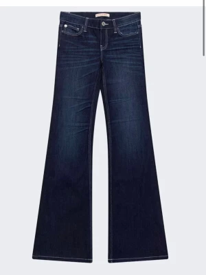 Mörkblå bootcut jeans  - Snygga mörkblå jeans med bootcut från Gina🤍Är i storlek 34 Tall och är helt slutsålda🤍Inta andvända mycket och orginalpris är 500🤍