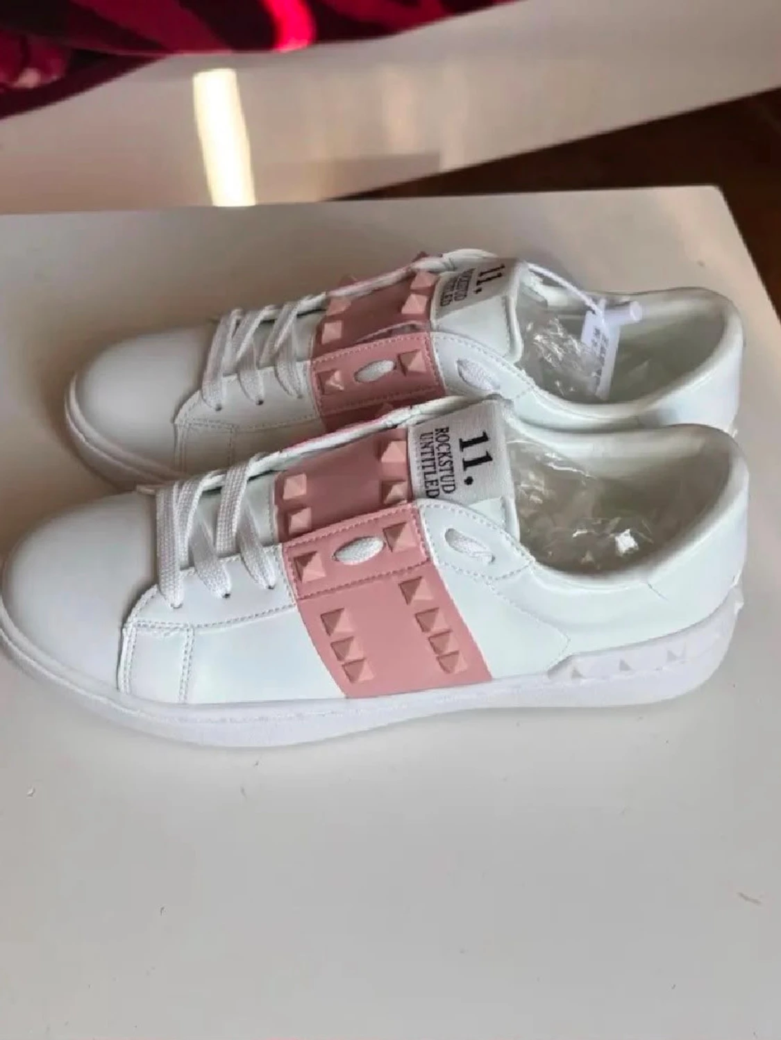 Vita sneakers med rosa nitar - 1