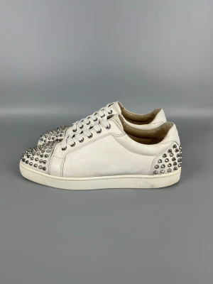 Christian Louboutin Seavaste Spikes Sneaker | 42.5 - Vita sneakers från Christian Louboutin i gott skick. Storlek 42.5, modellen är stor i storleken.