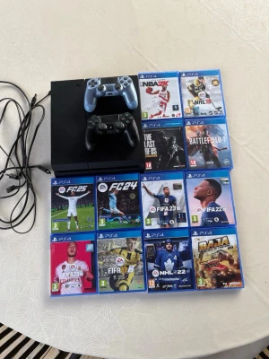 PlayStation 4 med två handkontroller - Säljer en svart PlayStation 4 med två DualShock 4-handkontroller (en svart och en silver). Konsolen är tillverkad i plast och har en stilren, rektangulär design. Medföljer flera PS4-spel i originalfodral samt laddningskabel till handkontrollerna. En av dosarnas skydd på en spack har lossnat men finns att hitta biligt.