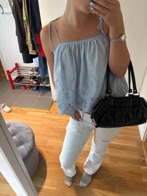 Y2k bag 2000s  - Snygg y2k handväska från maybeline , köptes på loppis. Har använts mycket men är trots det i utmärkt skick. Jag säljer denna då jag har bytt stil. Men den är verkligen så snygg och mycket får plats! Den är helsvart på utsidan men en skrikråsa färg på insidan(tycker de e as coolt) 