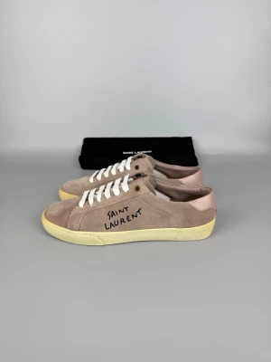 Saint Laurent SL/06 Sneaker Beige | 40 - Beige sneakers i mycket fint skick. Endast använda några få gånger, dustbag ingår.