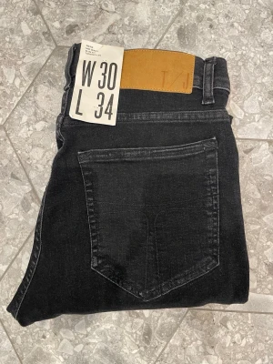 Tiger of Sweden jeans - Hej, säljer dessa sprillans nya tiger of Sweden jeans i det bästa skicket! Nypris: 1100:- Mitt pris: 199:- Storlek: W30, L34. Modell: EVOLVE Passar utmärkt till hösten nu! Först till kvarn! / Milo :)