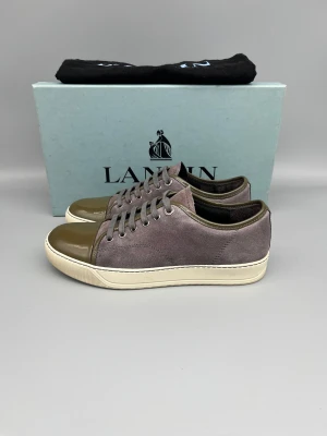 Lanvin Dbb1 Patent Cap Toe Sneaker Grey | 41 - Lågt använda sneakers i mycket bra skick. Grå färg, box och dustbag ingår.