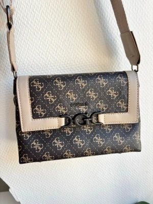 Brun väska - Snygg brun handväska med beige detaljer och justerbar axelrem