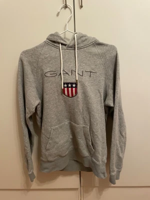 Grå hoodie från GANT - Snygg grå hoodie från GANT. Bra skick. Pris kan diskuteras