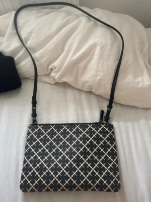 Malene birger väska  - Jättesnygg väska, perfekt till skolan och passar till allt! 🤎 Så snygg och köpt nyligen. Säljer den för 900 kr.