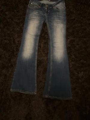 Jeans Blaze lager 157 - Säljer ett par svarta  jeans Blaze från lager 157. Dom är low waist och är storlek M short.