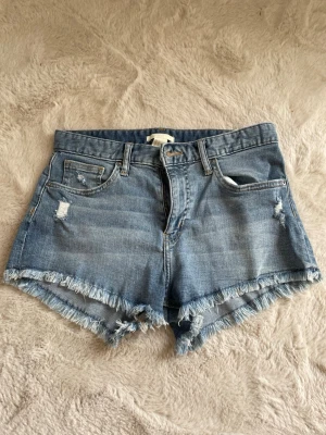 Blå jeansshorts från H&M - Jättefina jeansshorts från H&M i storlek 36