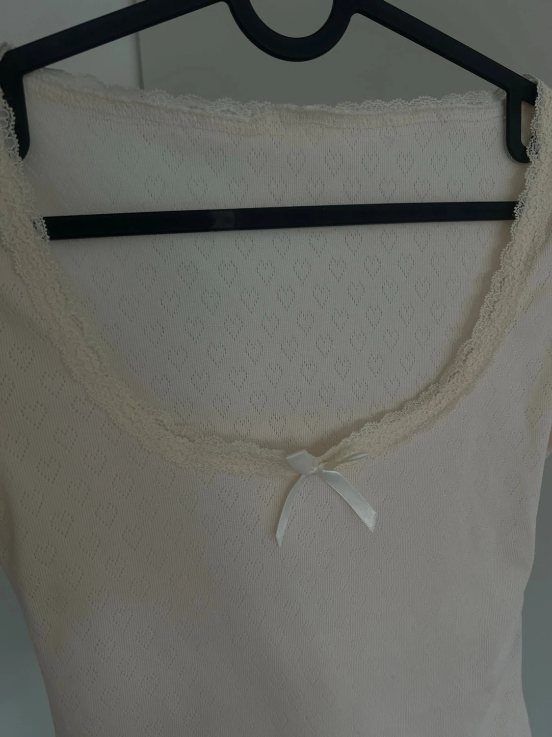 Söt ljusbeige t-shirt med rosett - 2