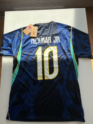Brazil-Neymar - Snygg 🤩 Oanvänd 🙅‍♂️                                           Neymar matchtröja World cup⚽️                     2026🥅