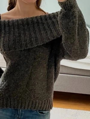 Grå offshoulder stickad tröja - Mysig grå stickad tröja med bred ribbad offshoulder-krage. Snygg till både jeans och kjol.
