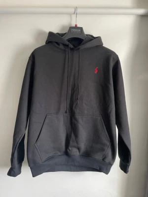 Ralph Lauren hoodie, strl M - Säljer en fin svart hoodie från Ralph Lauren. Tröjan är i väldigt bra skick och är endast använd två gånger.  Storlek: M  Självklart äkta och skickas inom 24h efter köp! Hör av er vid frågor.