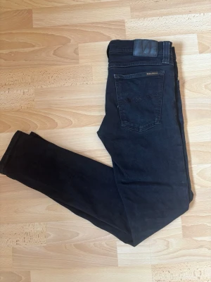 Nudie Jeans svarta  - Nudie Jeans, Strl W30 L32  Mycket bra skick  Modell: Tight Long John  Passform: Slim  Bara att höra av er vid minsta fundering!