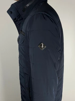 J.Lindeberg field jacket - 👕 Plagg: Field jacket                                                                📏 Storlek: M                                                                🏷️ Märke/Modell: J.Lindeberg                                           ✨ Skick: Fint skick                                                        💬 Vid frågor är det bara att skriva!                                                                                          🛍️ Gramenti