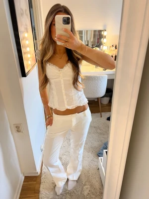 Vita low waist kostym byxor  - HELT oanvända nya kostymbyxor med låg midja och lappen kvar, råkade köpa fel storlek, de är storlek 36 och sitter som en S. Super fina 🫶🏻💕