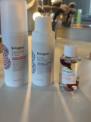 Briogeo hårvård  - Säljer två hårvårdsprodukter från Briogeo: Farewell Frizz leave-in conditioning spray med rosarco milk (147 ml) och Scalp Revival torrschampo med kol och biotin (50 g). Sämjer även en repair oil. Säljer då de inte kommer till användning och har ändast testat