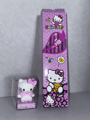Hello Kitty 12 blyertspennor och suddgummi - Säljer ett set med rosa Hello Kitty-pennor i HB och ett matchande suddgummi med figuren i vitt och rosa. (Ser mer lila ut på bild, de är ROSA) Pennorna har söta Hello Kitty-motiv och suddgummit står det 'Good Luck' på. Perfekt för dig som gillar kawaii och samlarprylar!