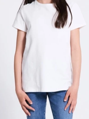 Vit basic t-shirt i bomull - En klassisk vit t-shirt i mjuk bomull med rund hals och korta ärmar. Passformen är normal och modellen är enkel utan tryck eller detaljer, perfekt till jeans eller shorts.