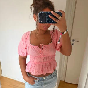 Rosa volangblus med puffärm - Säljer denna supersöta korallrosa toppen med puffärmar🩷