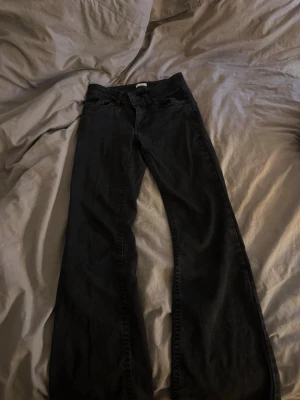 Nelly low waist jeans - Lågmidjade svarta jeans från nelly i storlek 34. Super snygga, en liten fläck på framsidan därav går pris att diskutera. Nypris 700