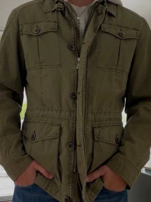 Olivgrön overshirt med fickor - Snygg olivgrön overshirt/jacka som är perfekt nu till hösten