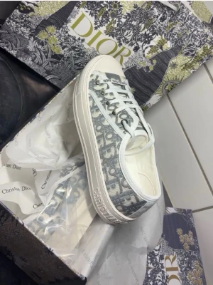 Dior gråvita sneakers med monogram - Säljer ett par snygga Dior sneakers helt nya pris går att diskutera 