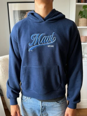 Hoodie - Säljer denna snygga Hoodie inifrån Mavi-turkiet mörkblå med tryck, hör av dig ifall du är intresserad.🤗 