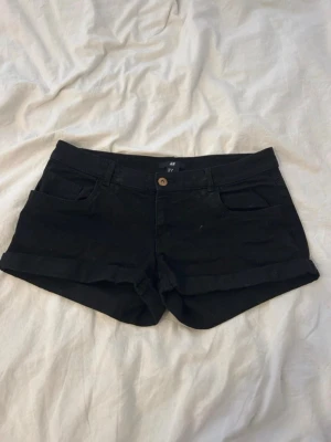  shorts  - svarta shorts från H&M. Använda 1 gång 