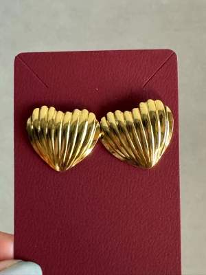 Guldpläterade  örhängen - Super cute earrings! New and never used! Bra skick och snabb fakt✨