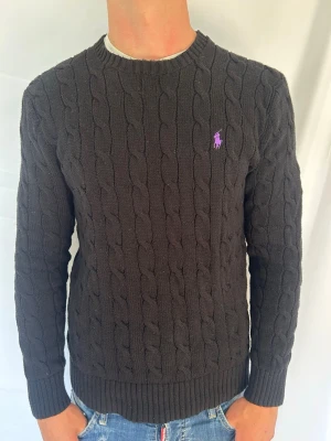 Ralph lauren tröja - Säljer denna tvär feta tröja ifrån Polo Ralph Lauren. Modellen är ca 180 cm lång och väger 73 kg tveka inte på att kontakta mig vid minsta fundering🙌